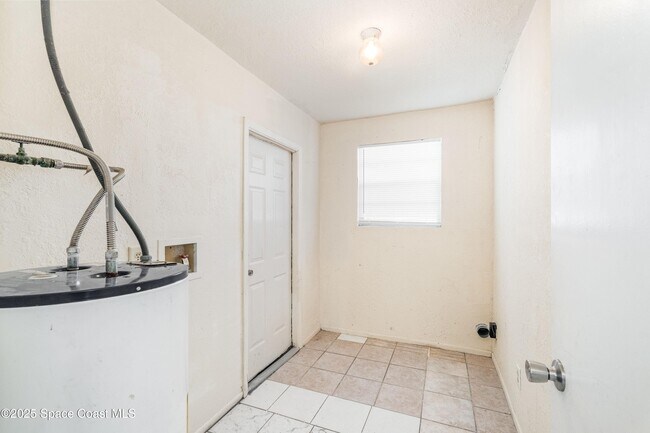 Building Photo - 557 Cox St