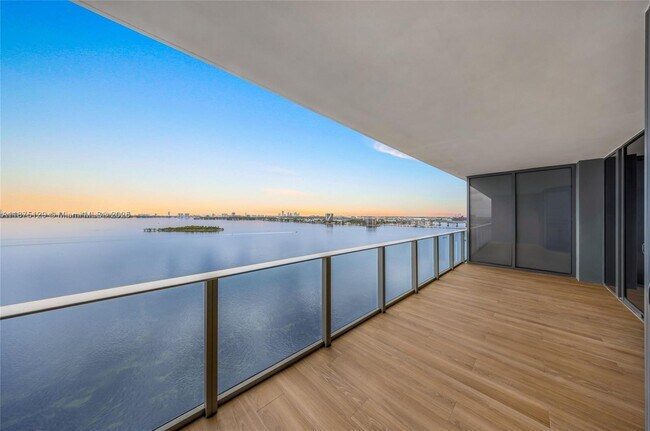 Building Photo - 700 NE 24th St