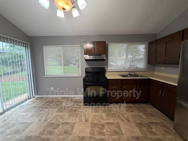 Building Photo - 2450 Jenkee Dr
