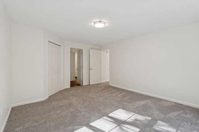 Building Photo - 7 Dunnhill Dr