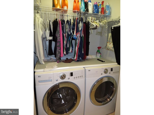 Building Photo - 208 Red Haven Dr