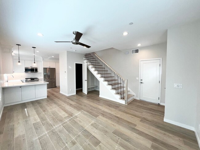 Building Photo - Modern 3B 2.5BA Townhome w/ AC!