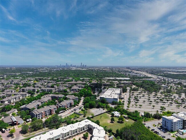 Building Photo - 604 N Bluff Dr