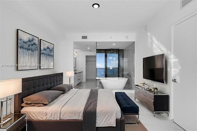 Building Photo - 700 NE 24th St