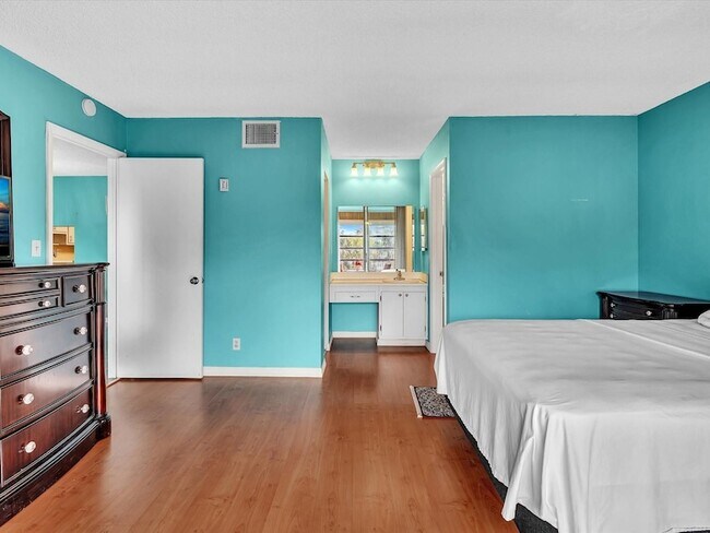 Building Photo - 6570 Royal Palm Blvd