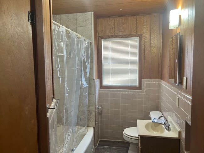 Building Photo - Country Living Home