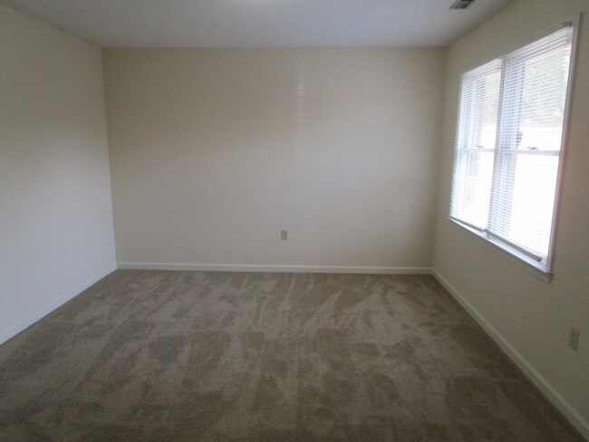 Building Photo - 110 Delorme Ct