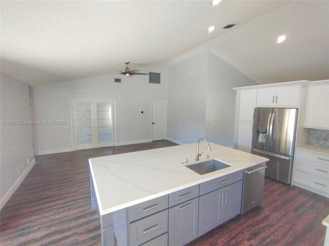 Building Photo - 5780 Sun Pointe Cir