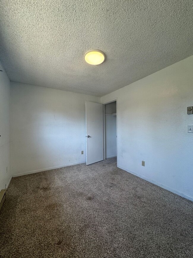 Building Photo - PET FRIENDLY 4 Bedroom 2 Bath