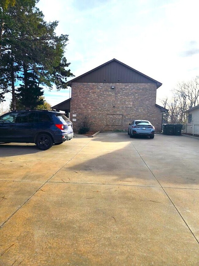 Building Photo - Campbell St Duplex