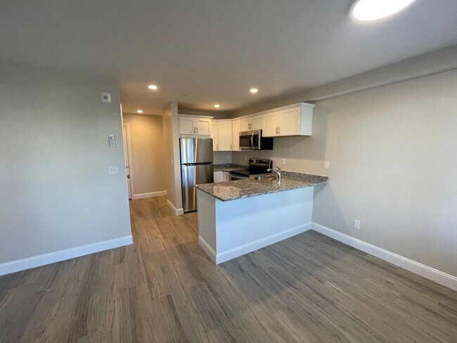 Building Photo - 129 Kenoza Ave