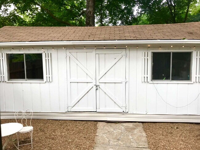 Building Photo - Phenomenal Downtown River View!