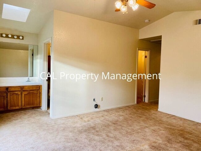 Building Photo - Rare 4 bedroom 2 bath rental in Pine Meadow Estates King City!