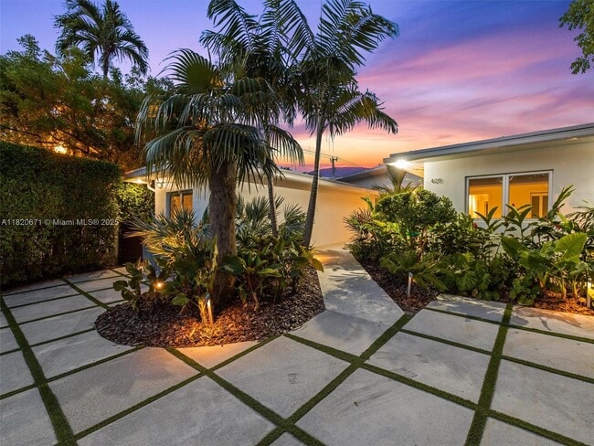 Building Photo - 425 E Dilido Dr