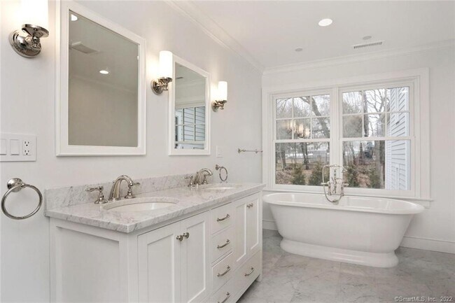 Building Photo - 50 Oak St