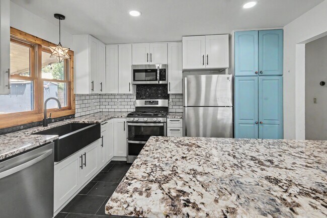 Building Photo - 305 Mesa Dr