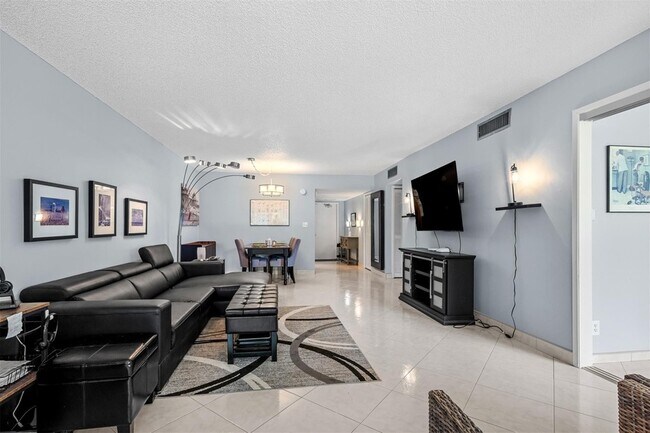 Building Photo - 3151 S Palm Aire Dr