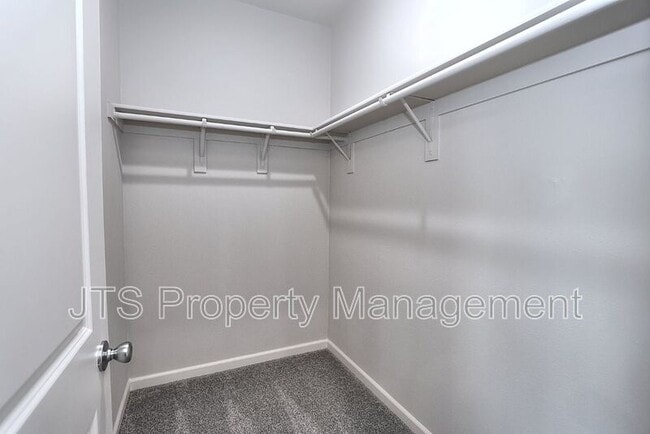 Building Photo - 5 Oak Manor Way
