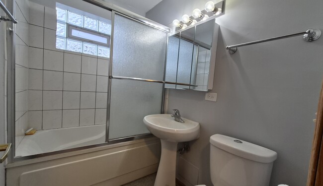 Building Photo - 6316 N Paulina St