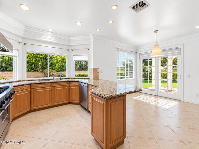 Building Photo - 5801 Middle Crest Dr