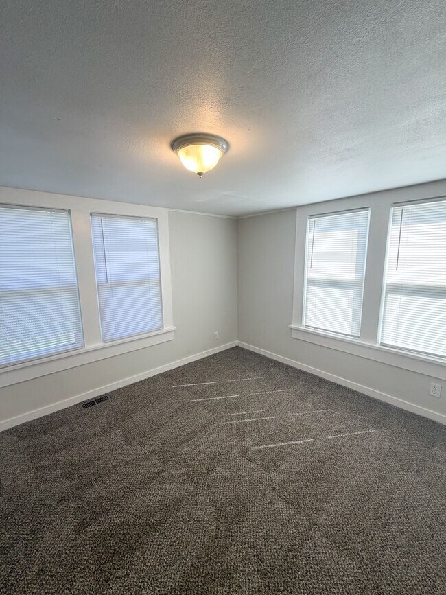 Building Photo - 2 BED, 1 BATH HOUSE