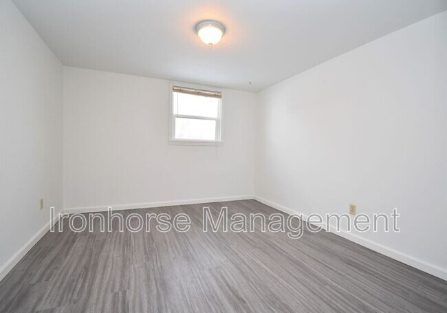 Building Photo - 525 Dell Pl