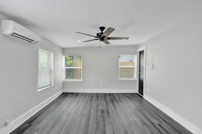 Building Photo - 234 NE 14th Ave