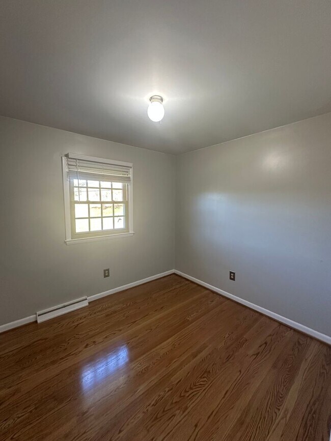 Building Photo - 3 bedrooms 2 baths, Split Level in the loc...