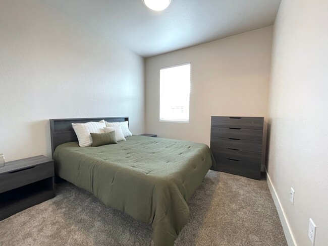 Building Photo - Bright 3br Townhome (New Build)