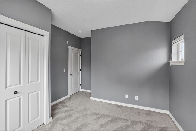 Building Photo - 7993 NE Rockne Way