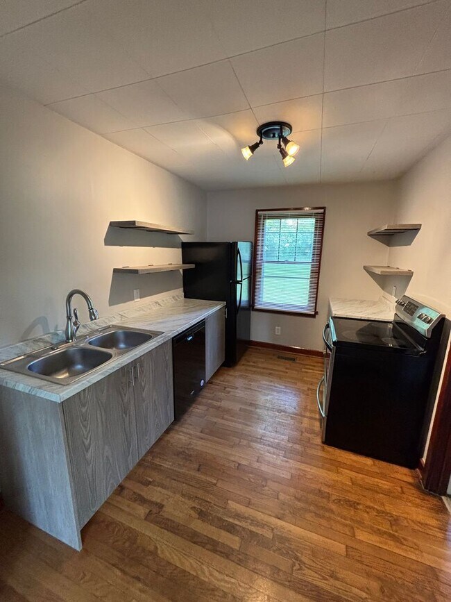 Building Photo - Newly Renovated and Accepting Section 8!!!