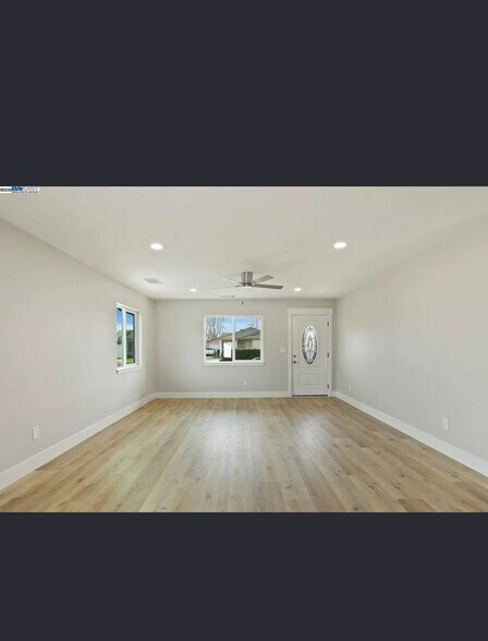Building Photo - 629 Oregon St