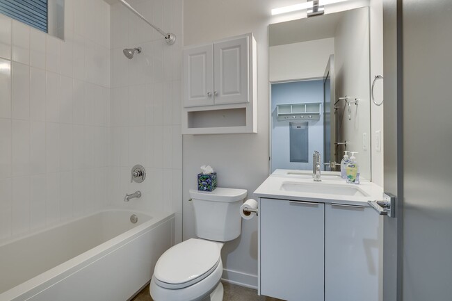Building Photo - Townhouse in perfect Capitol Hill location!