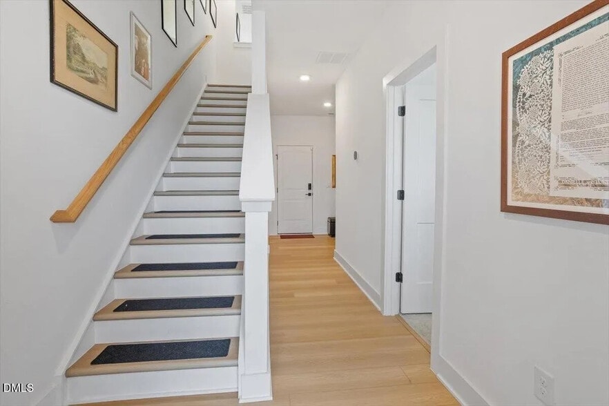Building Photo - Room in Townhome on Billingshurst Wy