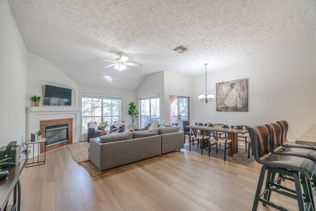 Building Photo - 8051 Bay Branch Dr