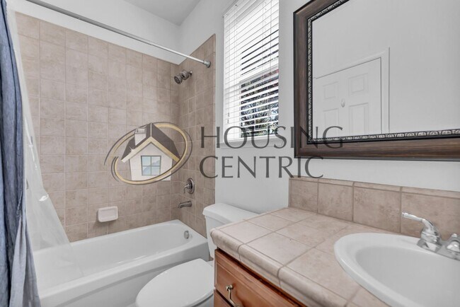Building Photo - Beautiful Executive Home w/ Pool on 1/2 Ac...