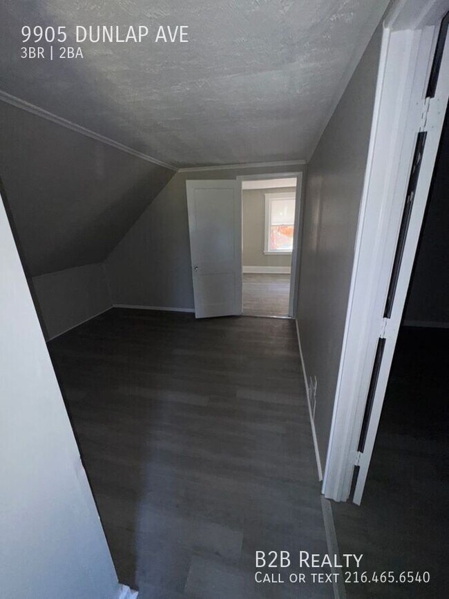 Building Photo - 9905 Dunlap Ave