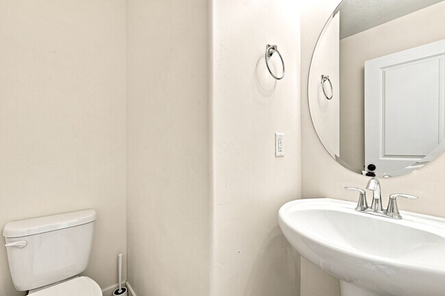 Building Photo - 3 Bedroom 2.5 Bathroom Townhome in Bluffdale!