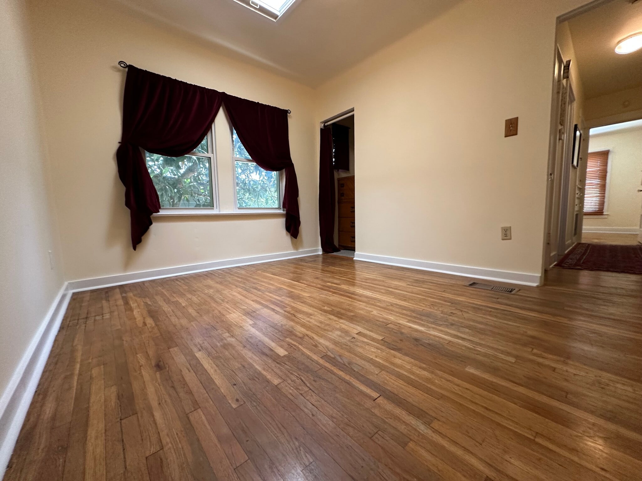 Room 2 - 4933 Aldama St