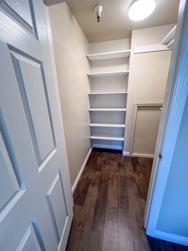 Building Photo - Fully Furnished Stunner Close to UNR!!