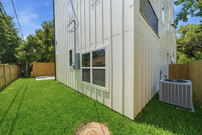 Building Photo - 5024 Winnetka St