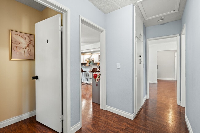 Building Photo - 1250 Stratford Ln