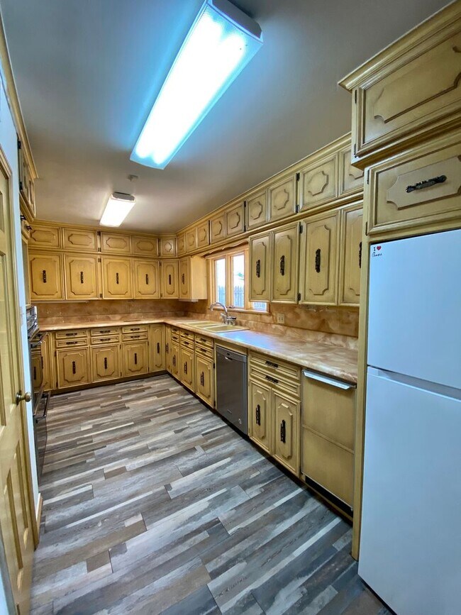 Building Photo - 3 bed 2.5 with awesome basement near Tech now available