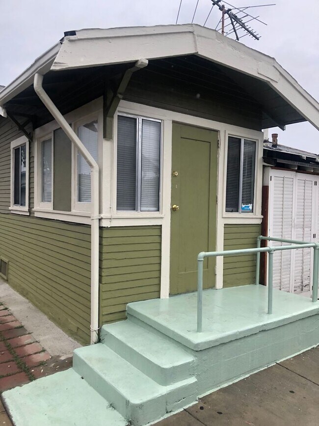 Building Photo - 1380 Gaviota