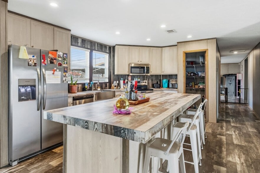 Building Photo - 134 N Larry Dr