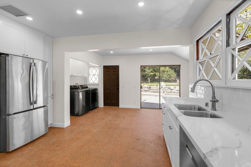 Building Photo - 2151 N Altadena Dr