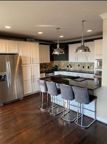 Building Photo - 1025 S Shepherd Dr
