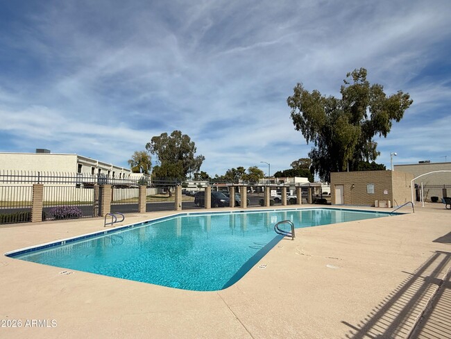 Building Photo - 2605 W Willow Ave