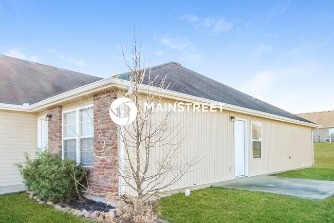 Building Photo - 3 Bedroom Pet-Friendly Home in Pleasant Hill, MO with Main Street Renewal