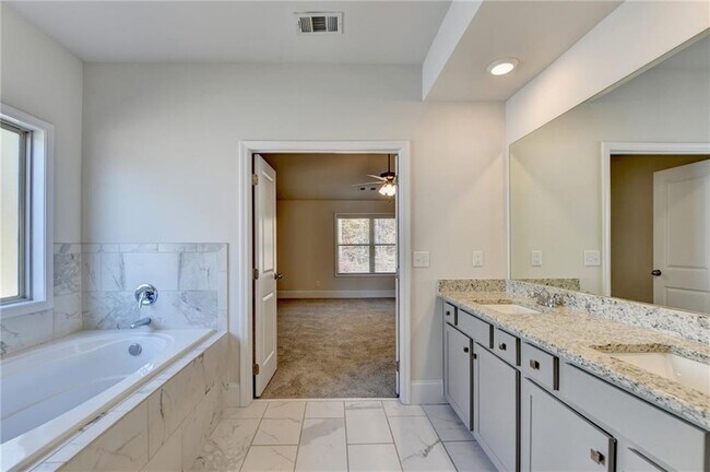 Building Photo - 1661 Silver Crst Wy